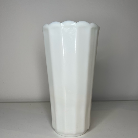 Sold - Antique Vintage Milk Glass Vase - Scallop edge - Picture 1 of 8